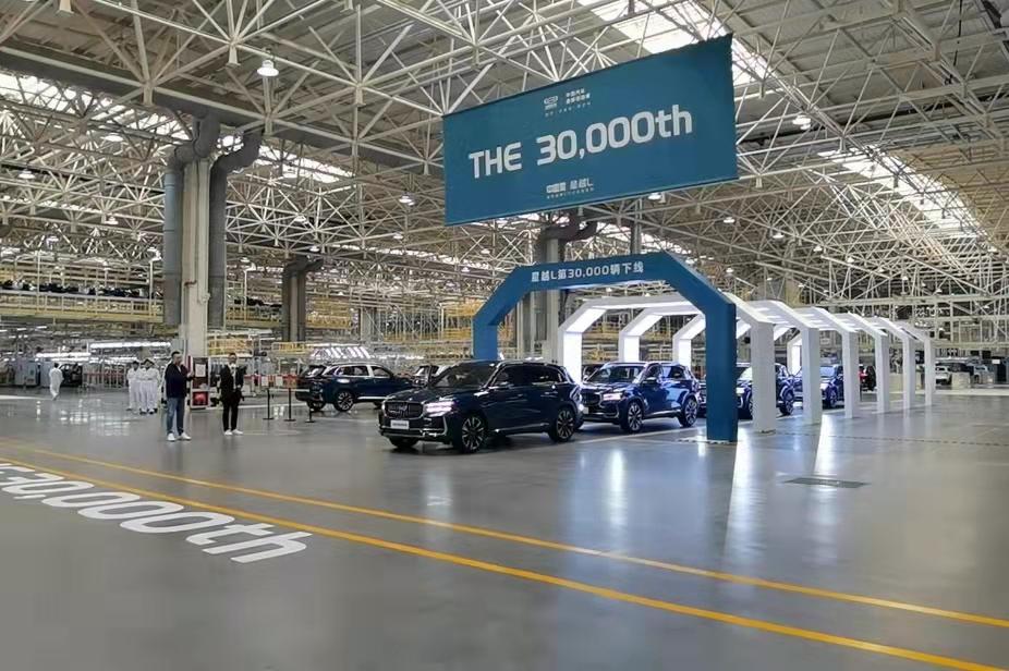 实探吉利百亿投资下的西安工厂：696台机器人来造车，年产能36万辆