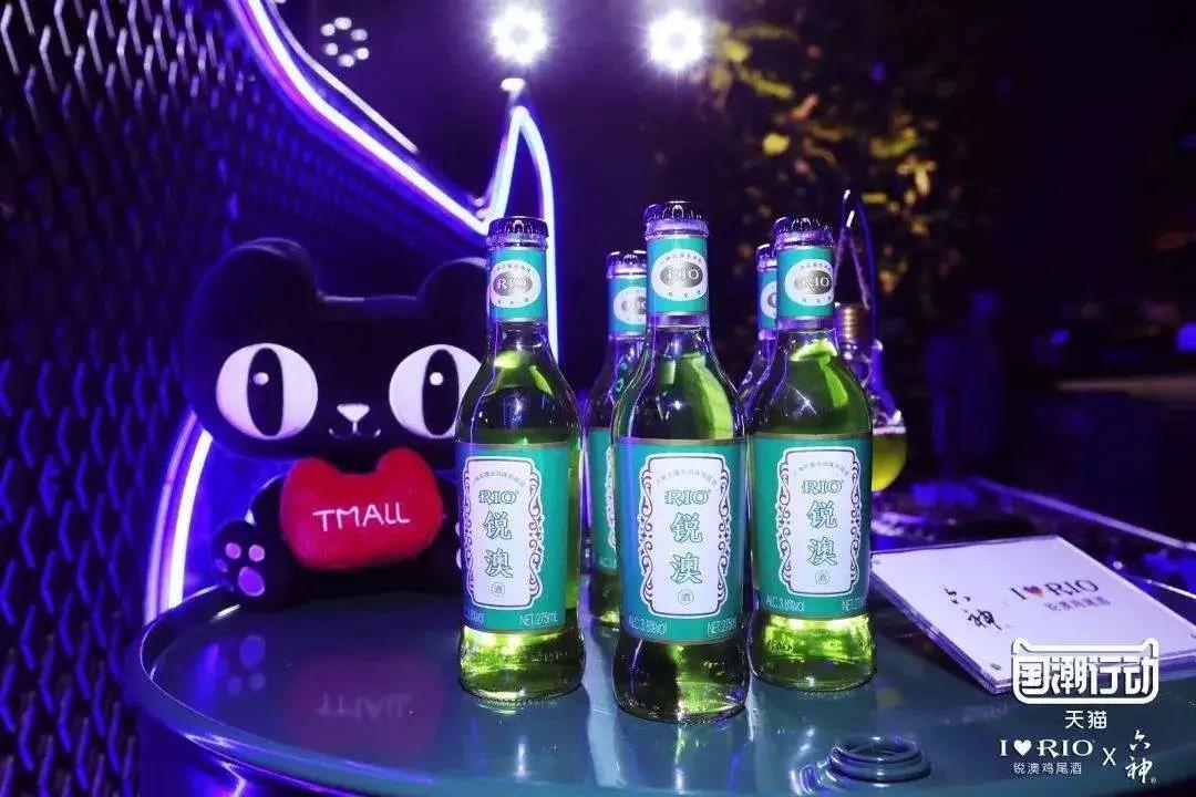 从六神跨界卖奶茶,看品牌如何快速年轻化!